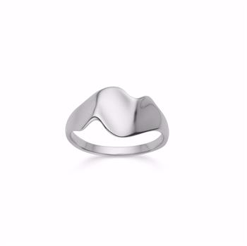 Bølget sølvring med glat, skinnende overflade. Produktnummer 2064/2, pris 595 DKK.