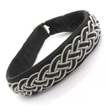 BeChristensen Noa Håndflettet samisk armbånd i svart med tinntråd