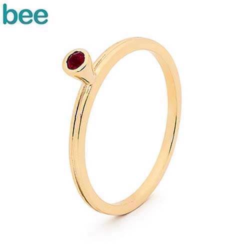 Bee Jewelry gullring i 9 kt. med rød rubin