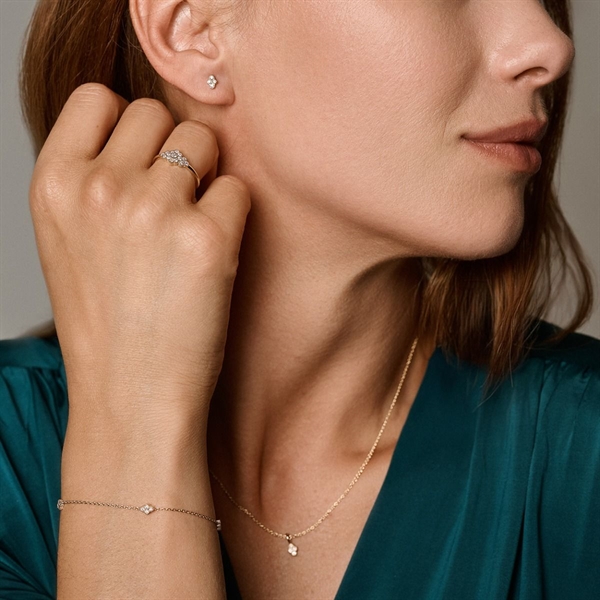 Nuran sett , med totalt 0,35 ct Wesselton SI