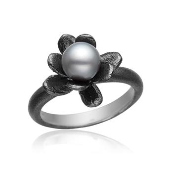 Ring i oxideret sølv med perle, fra Blicher Fuglsang