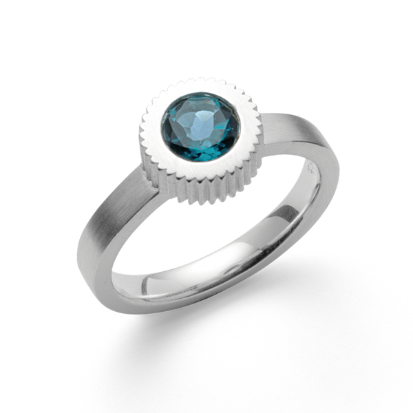 925/- Ring mat, Topaz London Blue 0,99ct, fra Bastian Inverun