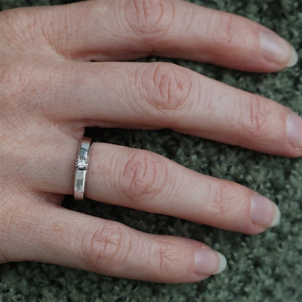 14KT HV.D.RING BRILL.1X0,07CT WPI, fra Aagaard