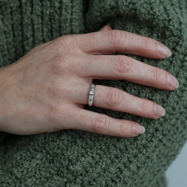 14KT HV.D.RING BRILL.1X0,07CT WPI, fra Aagaard