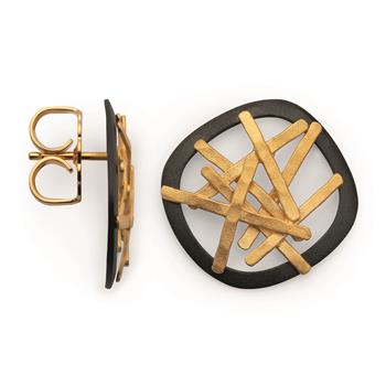 925/- Ørestikker, delvis fg, sort rh, mat, fra Bastian Inverun