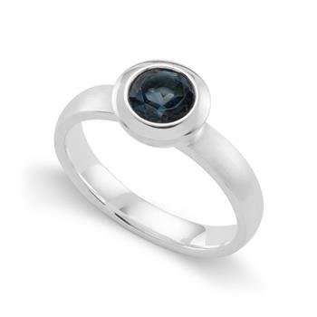 925/- Rh Ring blå topas 0,89,ct mat/pol, fra Bastian Inverun