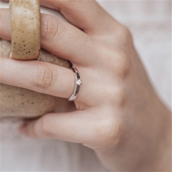 14KT HV.D.RING BRILL.1X0,07CT WPI, fra Aagaard