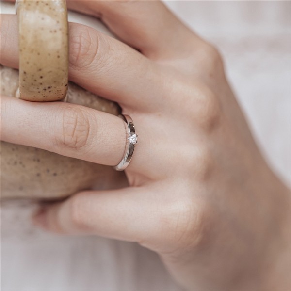 14KT HV.D.RING BRILL.1X0,07CT WPI, fra Aagaard