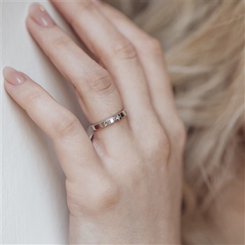 14KT HV.D.RING BRILL.1X0,03CT WPI, fra Aagaard