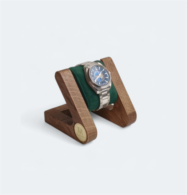 Klokkeholder i mørk eik - oppbevar klokken din med stil! - flere farger på læret